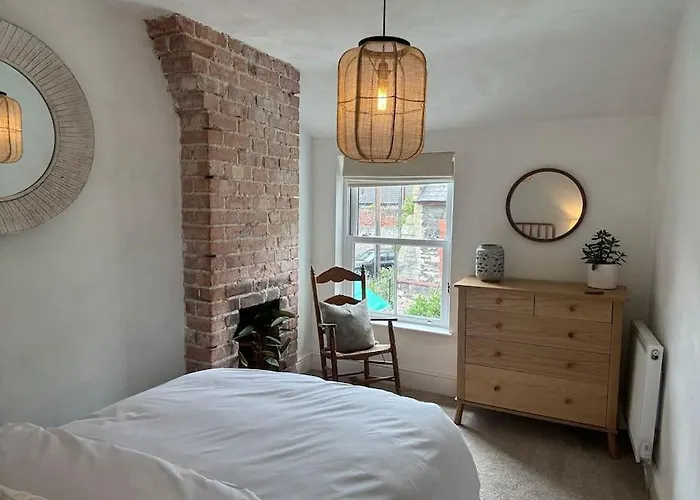 Cozy 3-Bed Cottage With Hot Tub
