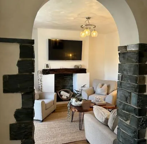 Cozy 3-Bed Cottage With Hot Tub