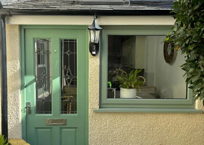 Cozy 3-Bed Cottage With Hot Tub