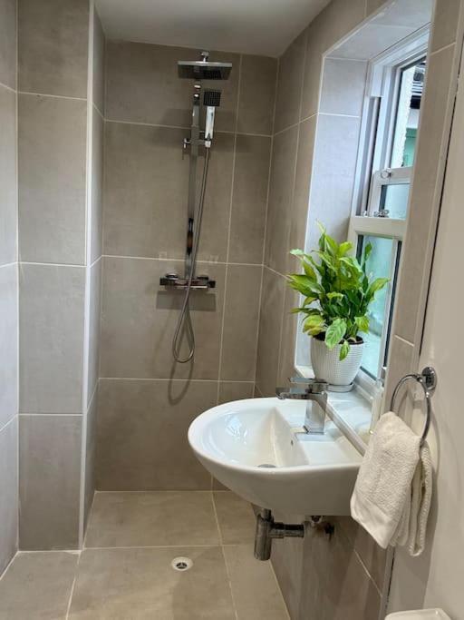 Cozy 3-bed With Hot Tub Holiday home Abergele