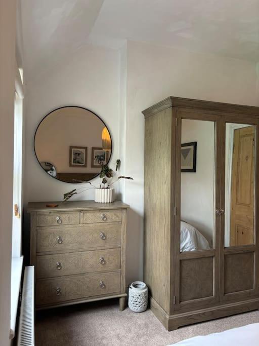 Cozy 3-bed With Hot Tub *