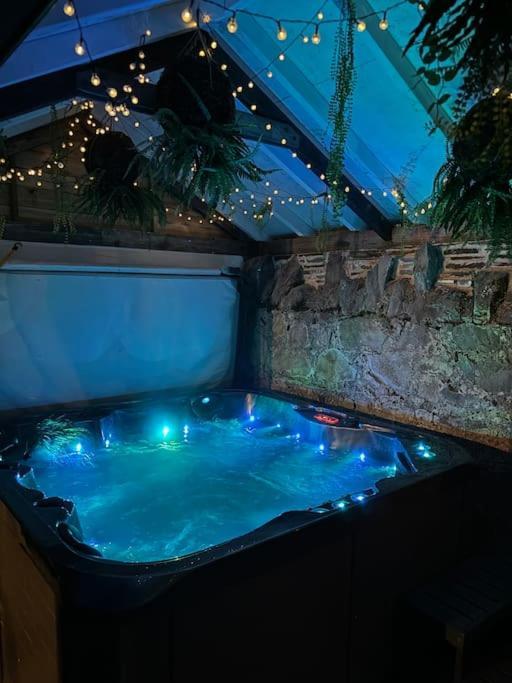Cozy 3-bed With Hot Tub Holiday home