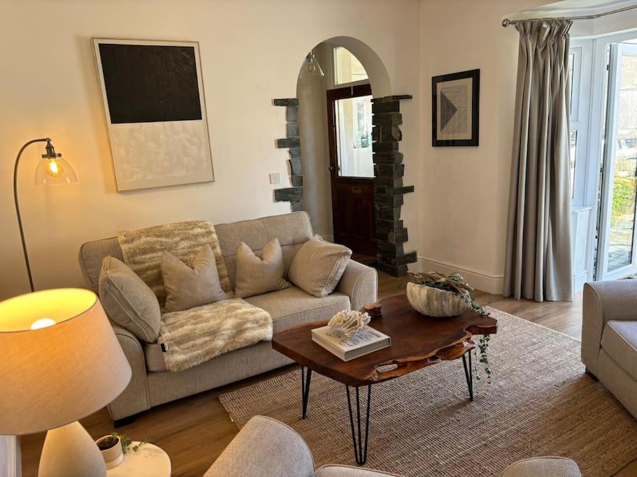 Cozy 3-bed With Hot Tub *