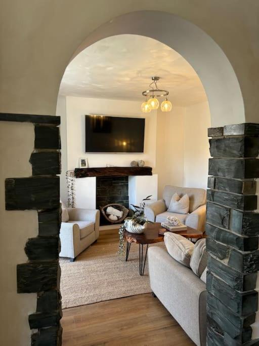 Cozy 3-bed With Hot Tub *